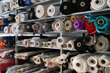 Birçok renkli Tekstil rulo ile kumaş ambarı