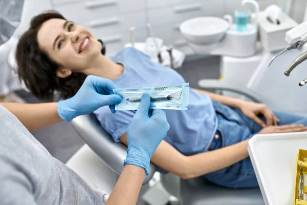 Pretty womans tratamiento de dientes en la clínica dental —  Fotos de Stock