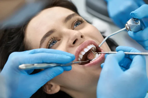 Pretty womans tratamiento de dientes en la clínica dental — Foto de Stock