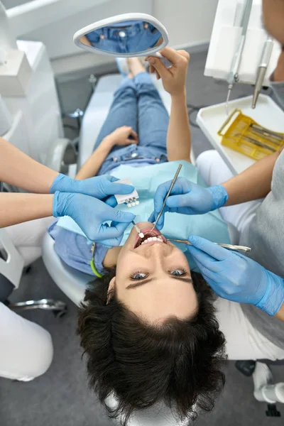 Όμορφη γυναίν δόντια θεραπεία στην οδοντιατρική κλινική — Φωτογραφία Αρχείου