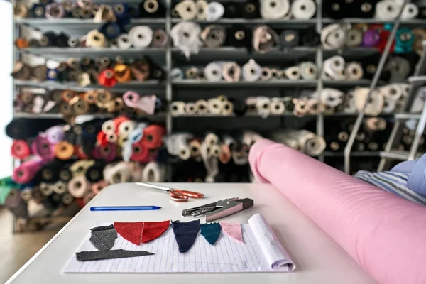 Almacén de tela con muchos rollos textiles multicolores —  Fotos de Stock