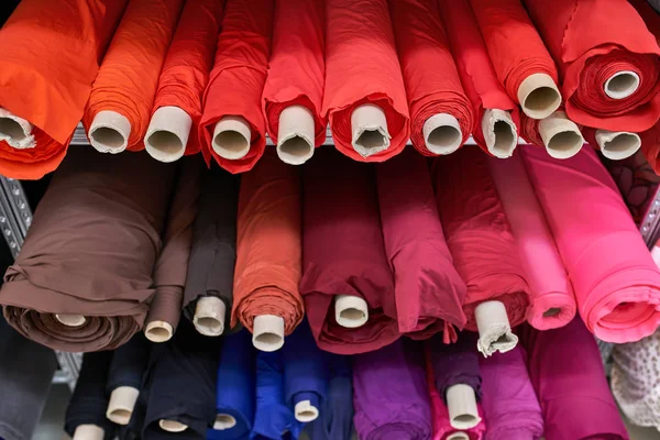 Almacén de tela con muchos rollos textiles multicolores —  Fotos de Stock