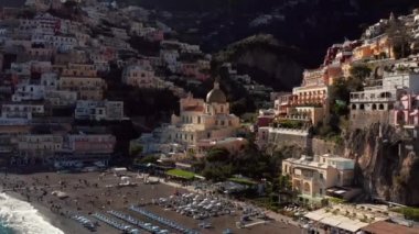 İtalya'da Positano kasabasının sahil şeridinde görünüm