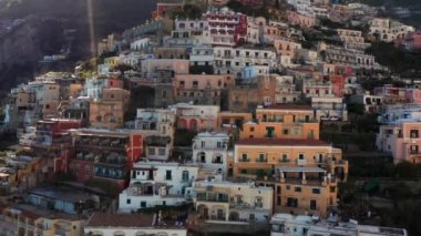 İtalya'nın Positano kasabasında tepelerde renkli evlerde görünümü