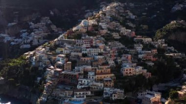 İtalya'da Positano kasabasının sahil şeridinde görünüm