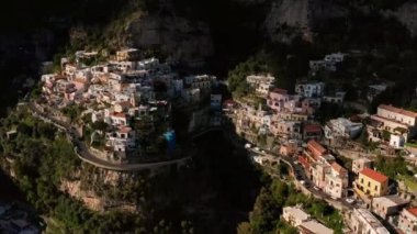 İtalya'nın Positano kasabasında tepelerde renkli evlerde görünümü