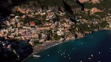 İtalya'da Positano kasabasının sahil şeridinde görünüm