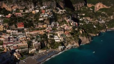 İtalya'da Positano kasabasının sahil şeridinde görünüm