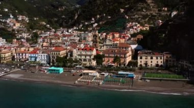 Italya 'daki Minori 'nin kıyı şeridinde ve eski kentinde görünüm