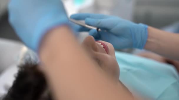 Pretty womans tratamiento de dientes en la clínica dental — Vídeos de Stock