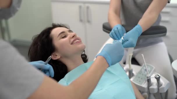 Hübsche Frauen Zähne Behandlung in Zahnklinik — Stockvideo