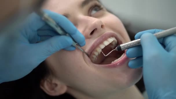 Pretty womans tratamiento de dientes en la clínica dental — Vídeo de stock