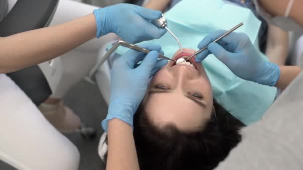 Pretty kvinnans tänder behandling i Dental Clinic — Stockvideo