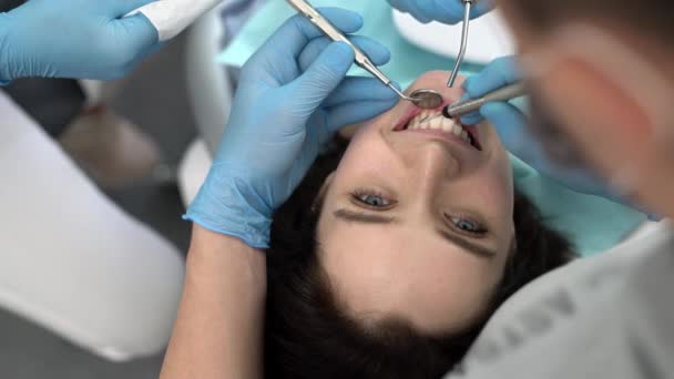 Mulher bonito dentes tratamento na clínica odontológica — Vídeo de Stock