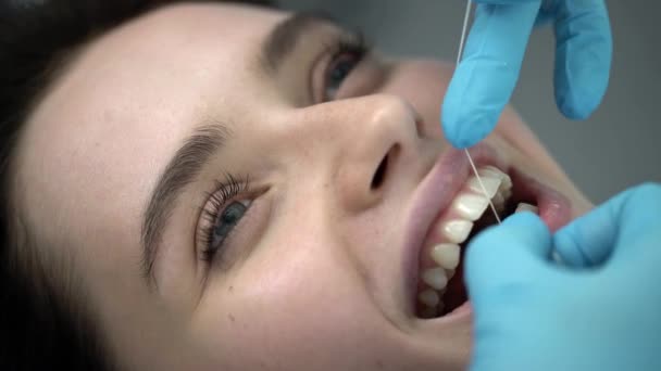 Ładne womans sprzątanie zębów w klinice stomatologicznej — Wideo stockowe