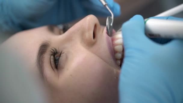 Pretty womans tratamiento de dientes en la clínica dental — Vídeos de Stock