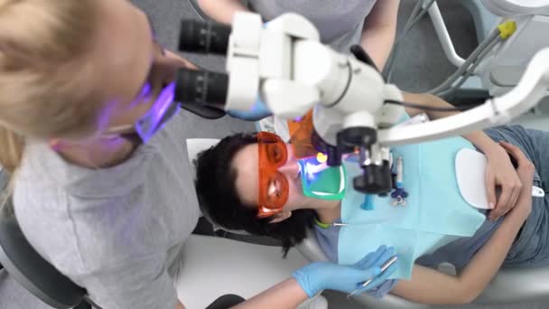 Muito mulheres tratamento de dentes na clínica odontológica — Vídeo de Stock