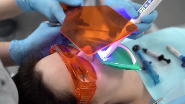 Pretty womans tratamiento de dientes en la clínica dental — Vídeo de stock