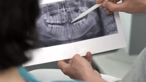 Doktor dostává pacienta na zubní klinice. — Stock video