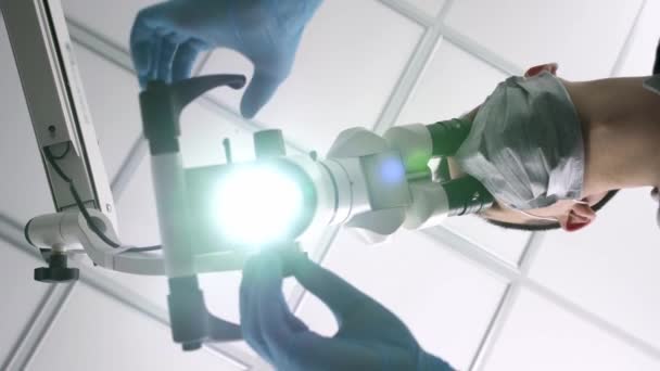 Ο γιατρός χρησιμοποιεί οδοντικό μικροσκόπιο κατά τη διάρκεια της εργασίας του — Αρχείο Βίντεο