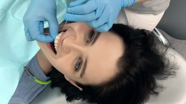 Pretty kvinnans tänder rengöring i Dental Clinic — Stockvideo