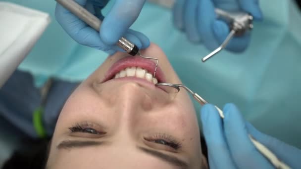 Pretty kvinnans tänder behandling i Dental Clinic — Stockvideo