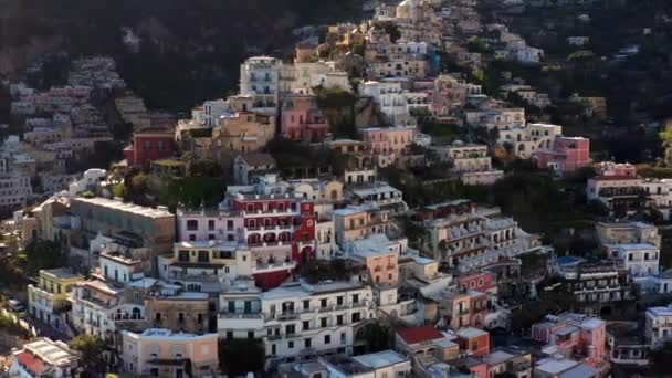 Vista en casas coloridas en colinas en la ciudad de Positano en Italia — Vídeo de stock