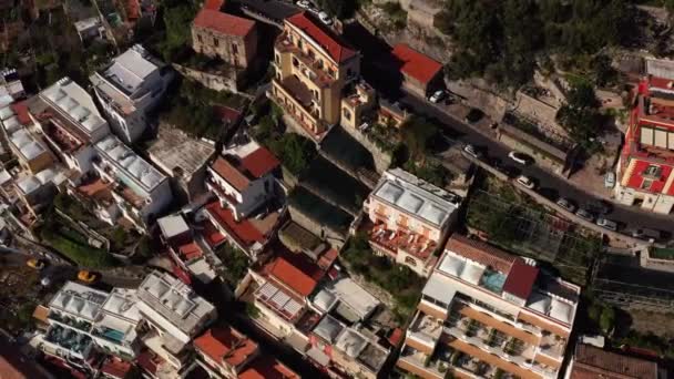 Uitzicht op kleurrijke huizen op heuvels in Positano stad in Italië — Stockvideo
