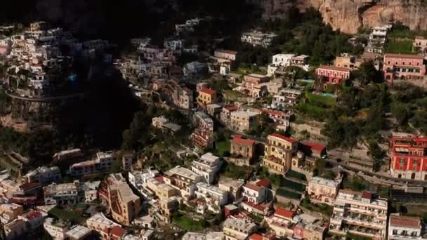 Vista en casas coloridas en colinas en la ciudad de Positano en Italia — Vídeos de Stock