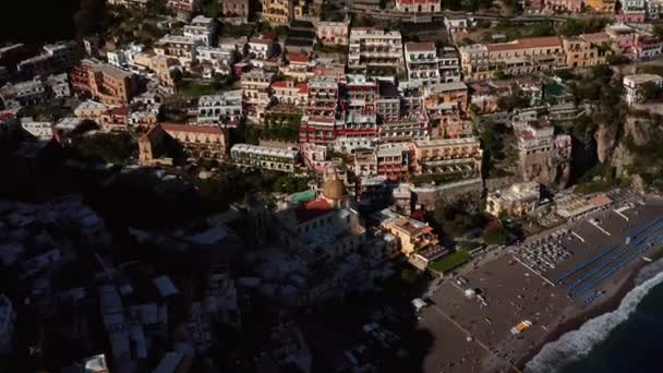イタリアのポジターノの町の海岸線を眺め — ストック動画