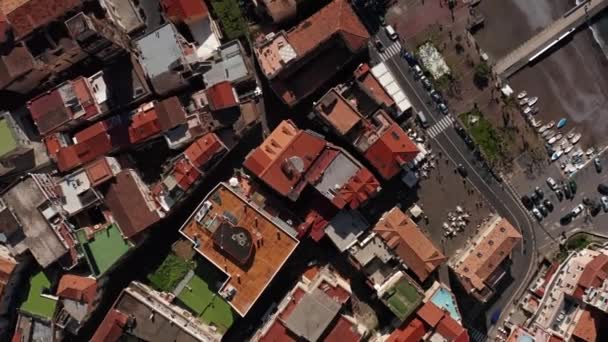 Utsikt över kusten och gamla stan i Minori i Italien — Stockvideo