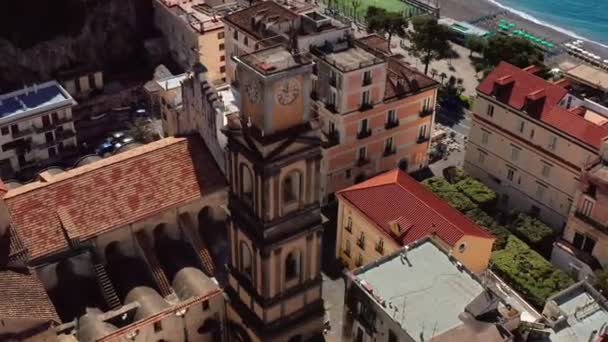 Blick auf die Altstadt von Minori in Italien — Stockvideo