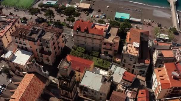 Uitzicht op de kustlijn en de oude stad van Minori in Italië — Stockvideo