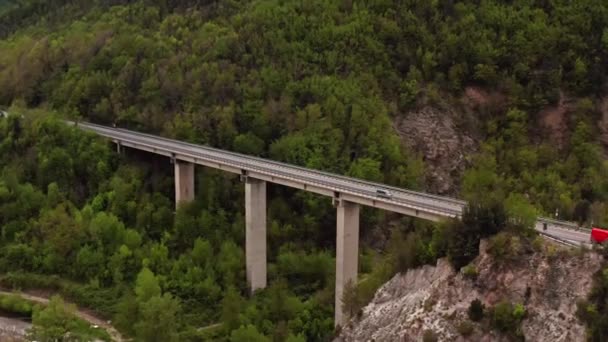 Most z samochodami nad zieloną górzystą dolinę — Wideo stockowe