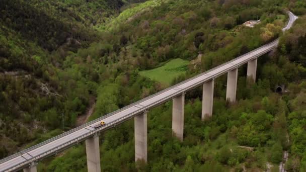 Γέφυρα με αυτοκίνητα πάνω από πράσινη λοφώδης κοιλάδα — Αρχείο Βίντεο