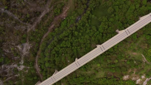 Puente de hormigón largo sobre verde valle montañoso — Vídeos de Stock