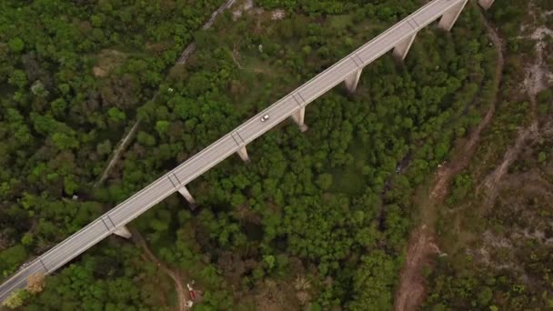 Puente con coches sobre verde valle montañoso — Vídeos de Stock