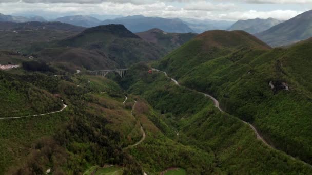 Verde valle montañoso con caminos y puente — Vídeo de stock