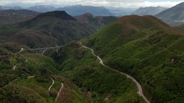 Verde valle montañoso con caminos y puente — Vídeo de stock