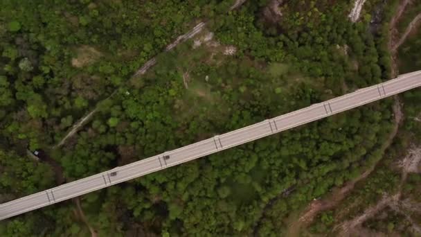 Puente con coches sobre verde valle montañoso — Vídeos de Stock