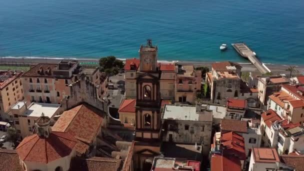 Vista en la costa y el casco antiguo de Minori en Italia — Vídeos de Stock