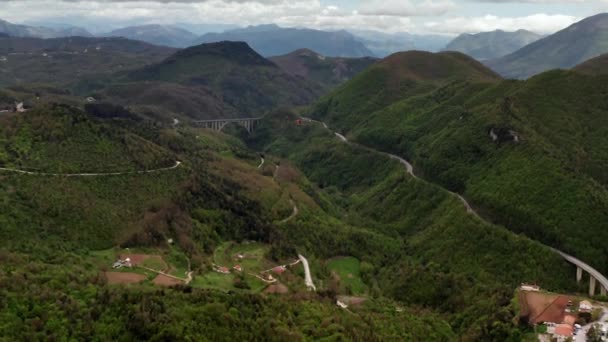 Verde valle montañoso con caminos y puente — Vídeo de stock