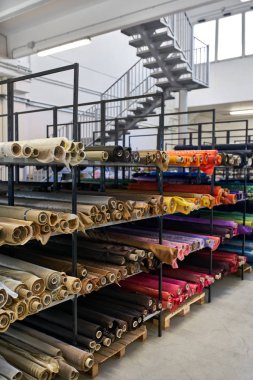 Birçok renkli Tekstil rulo ile kumaş ambarı