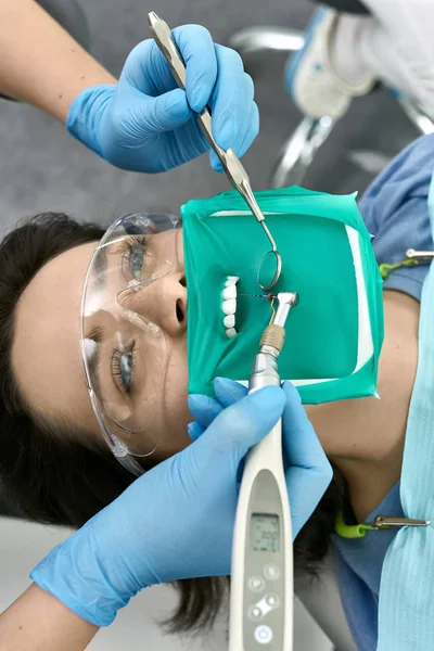 Pretty womans tratamiento de dientes en la clínica dental — Foto de Stock