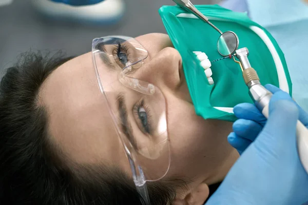 Лечение женских зубов в стоматологической клинике — стоковое фото