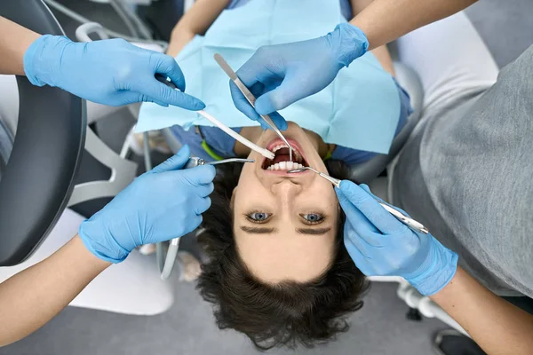 Pretty womans teeth treatment in dental clinic — Stock Photo, Image