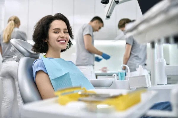Pěkná ženská úprava zubů na zubní klinice — Stock fotografie