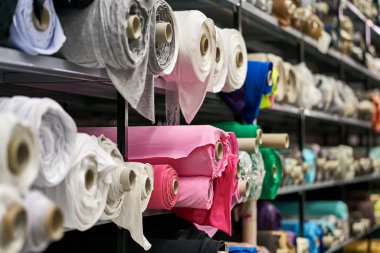 Birçok renkli Tekstil rulo ile kumaş ambarı