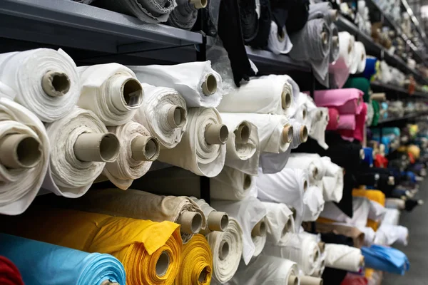 Almacén de tela con muchos rollos textiles multicolores —  Fotos de Stock