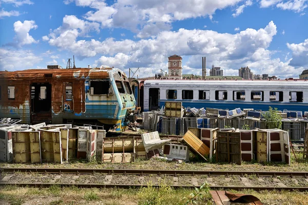 Залізничне депо з покинутими поїздами та вагонами — стокове фото